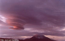 image of cirrostratus clouds with lenticular